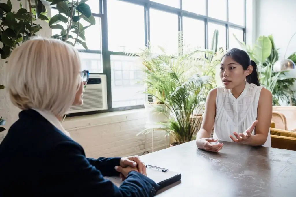 Twee vrouwen in een professioneel adviesgesprek aan tafel