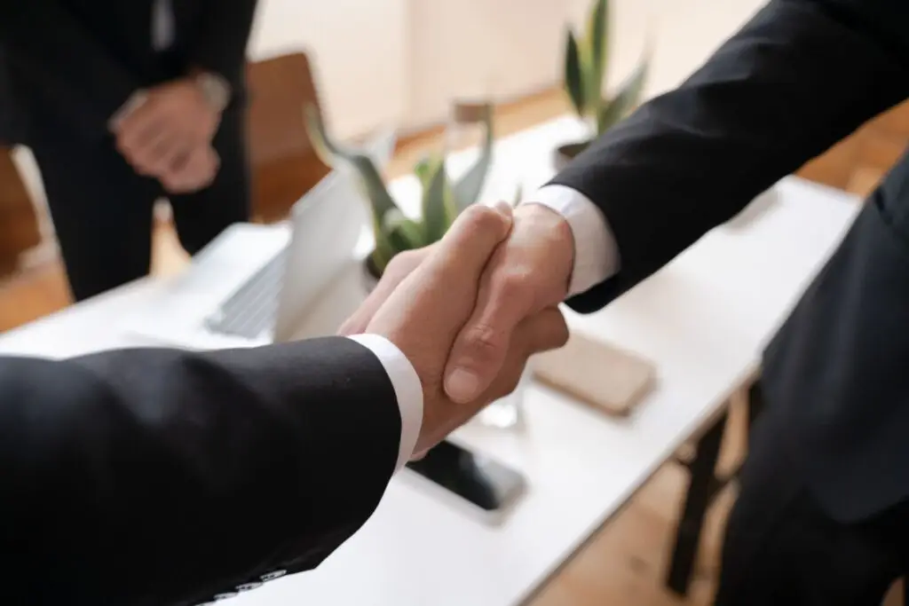 Handdruk tussen twee professionals