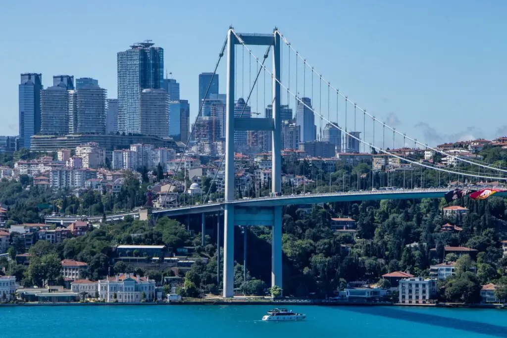 Bosporusbrug met de skyline van Istanbul op een heldere dag