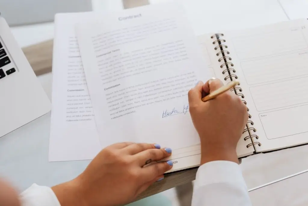 Handen ondertekenen een contract op een bureau