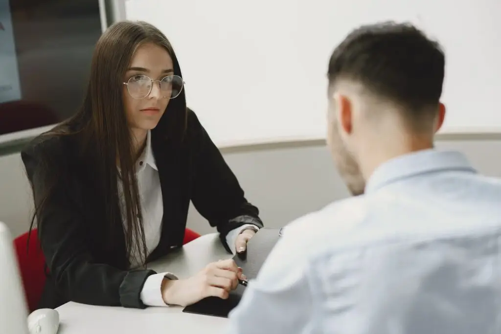 Twee professionals in een serieus overleg op kantoor