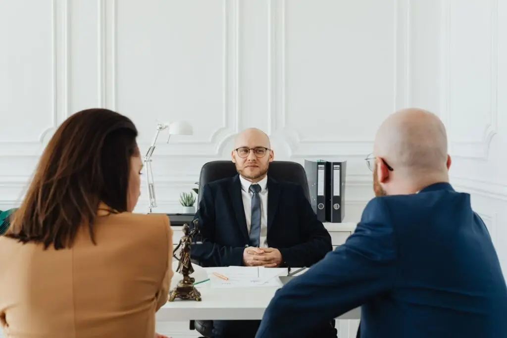 Advocaat in gesprek met cliënten in een kantoor