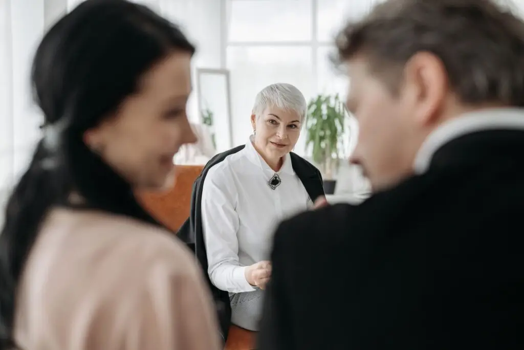 Een stel in gesprek met een adviseur in een moderne kantoorruimte